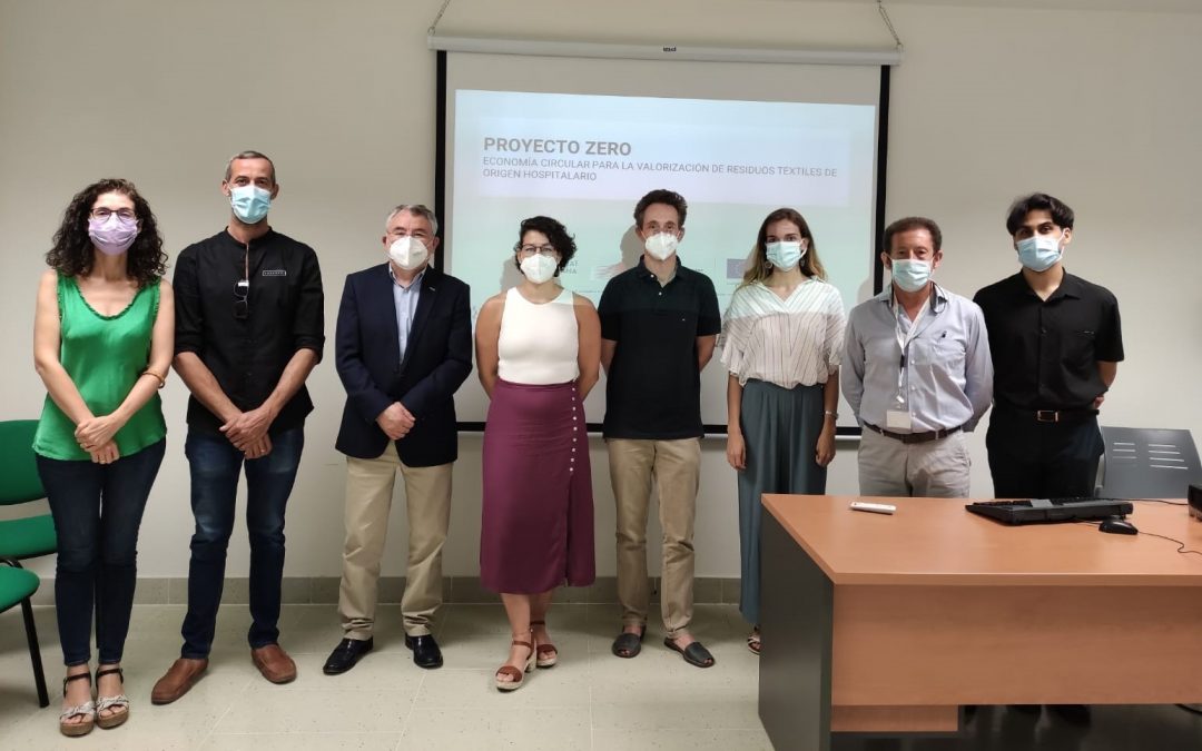 Un proyecto de Fisabio permite convertir batas hospitalarias en nuevos productos plásticos y textiles