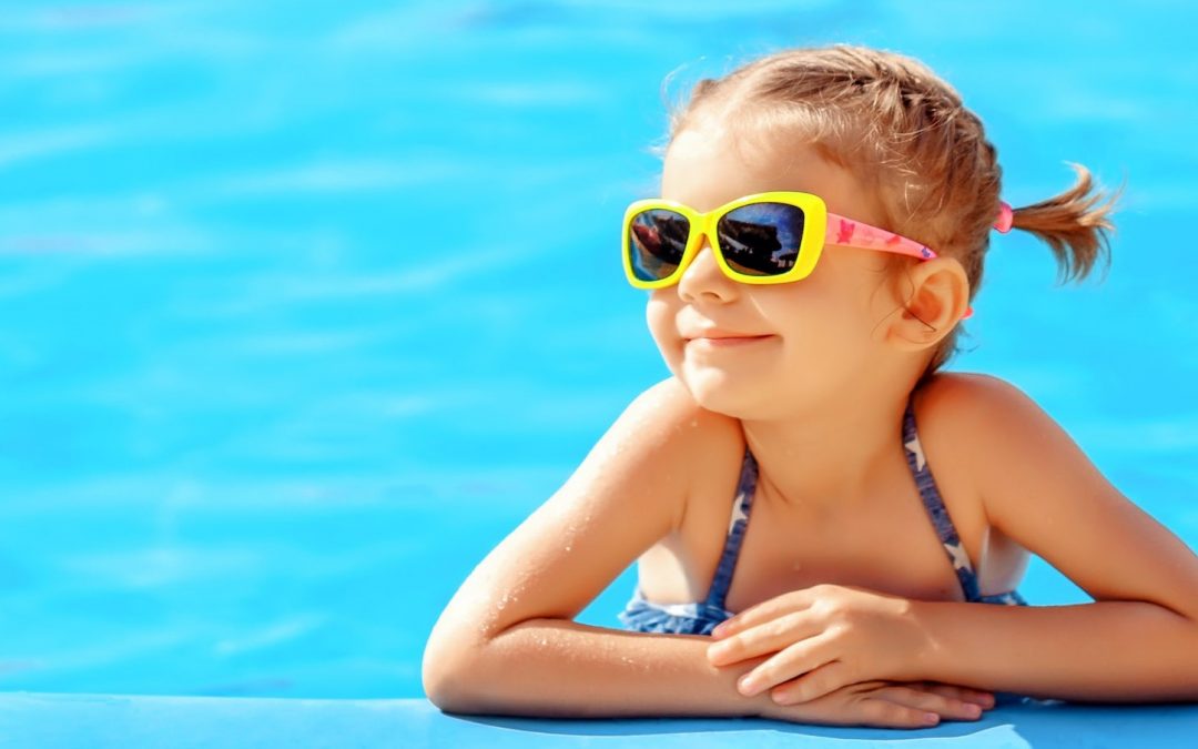 Don’t risk the health of your eyes this summer – how to correctly choose sunglasses and avoid swimming pool infections