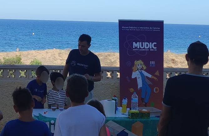 El MUDIC realiza espectáculos “Mind the Lab” en Arenales del Sol