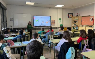La investigadora Laura Pérez visita el IES Macia Abela