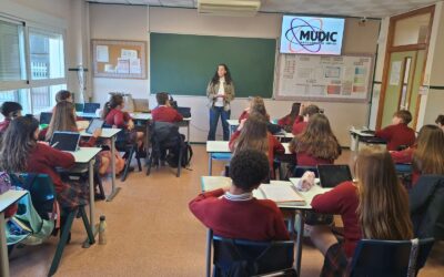 La investigadora Laura García visita el Colegio Alonai